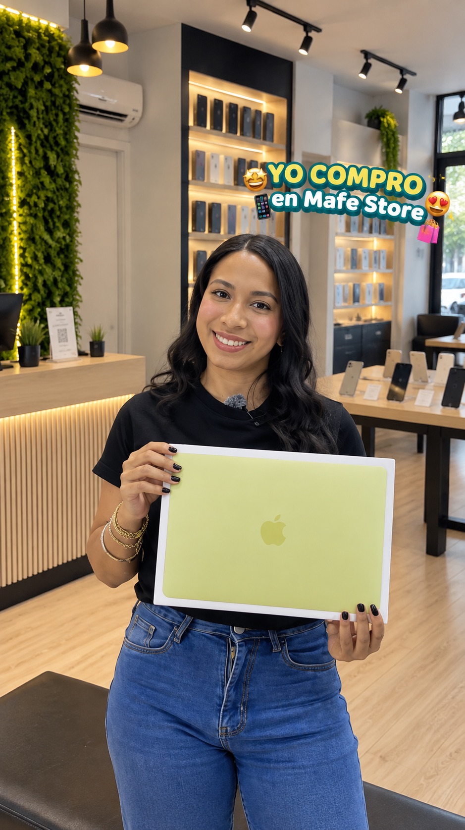 Cliente de Mafe Store con su compra